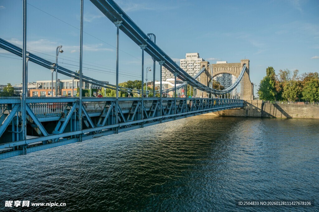 蓝色桥梁横跨平静水面