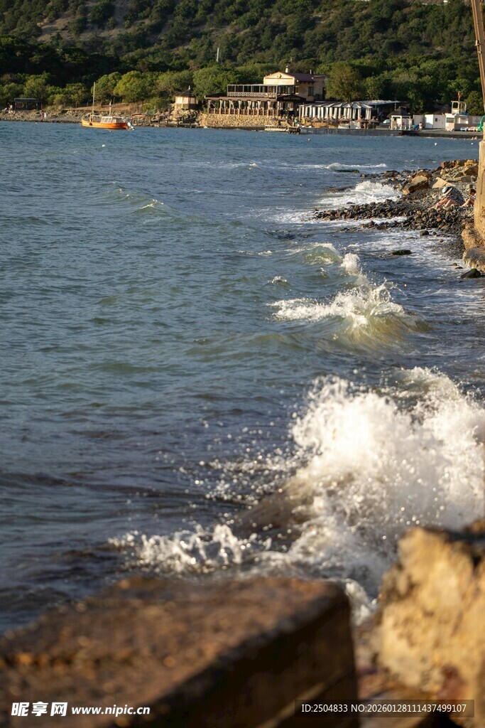 海边浪花拍打岸边景致