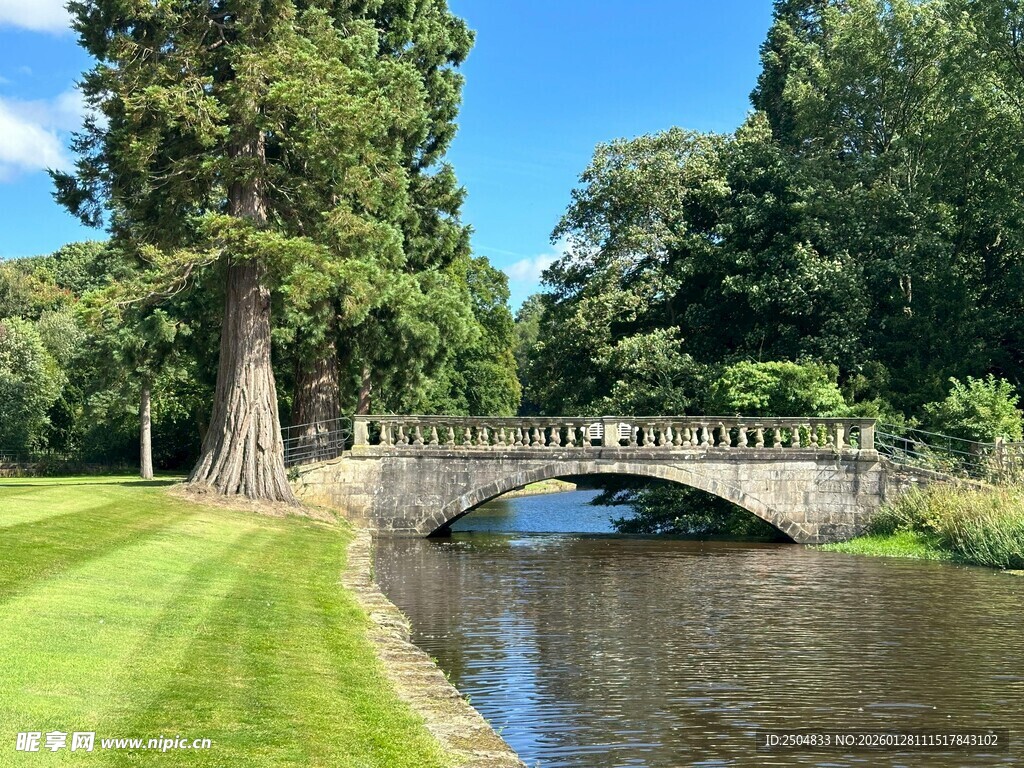 河畔石桥边的静谧风光