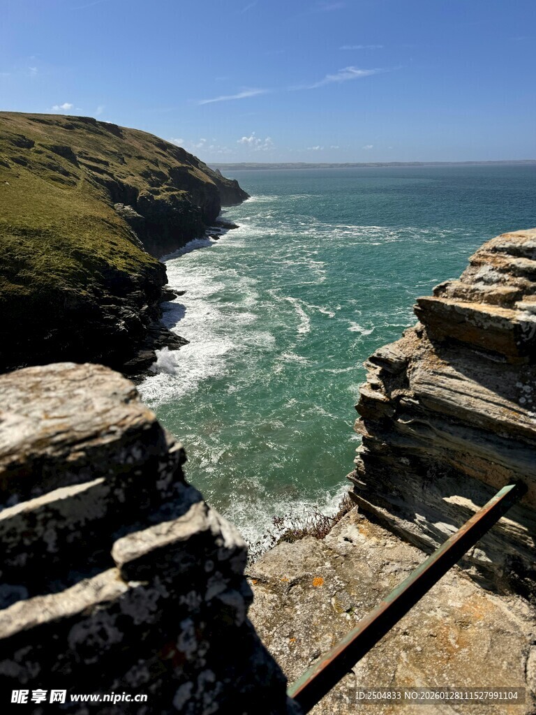 海岸悬崖边的壮美海景