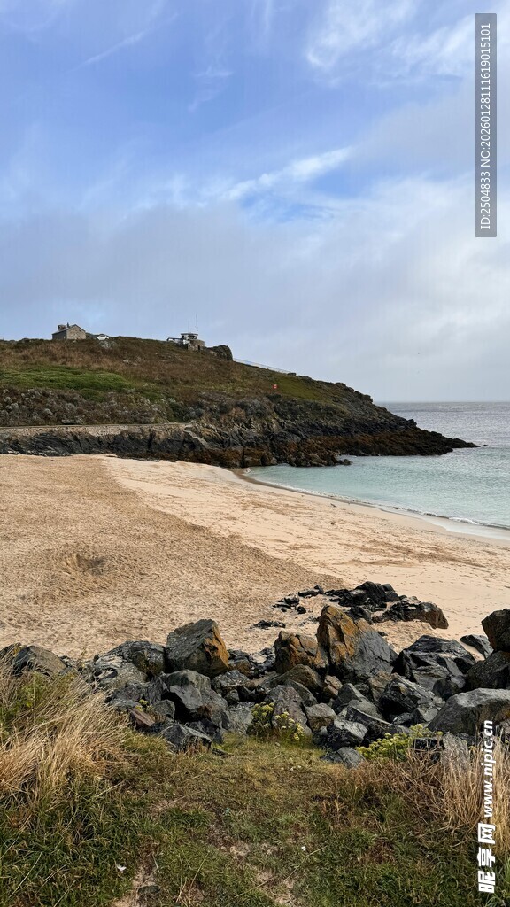 美丽海滨沙滩与远处岛屿