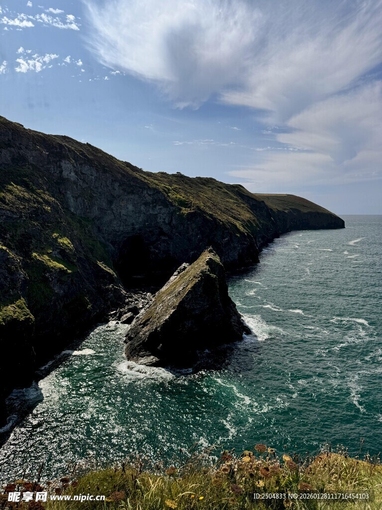海岸奇景 孤岩傲立碧波间