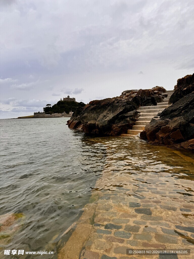 海边石砌堤岸风景