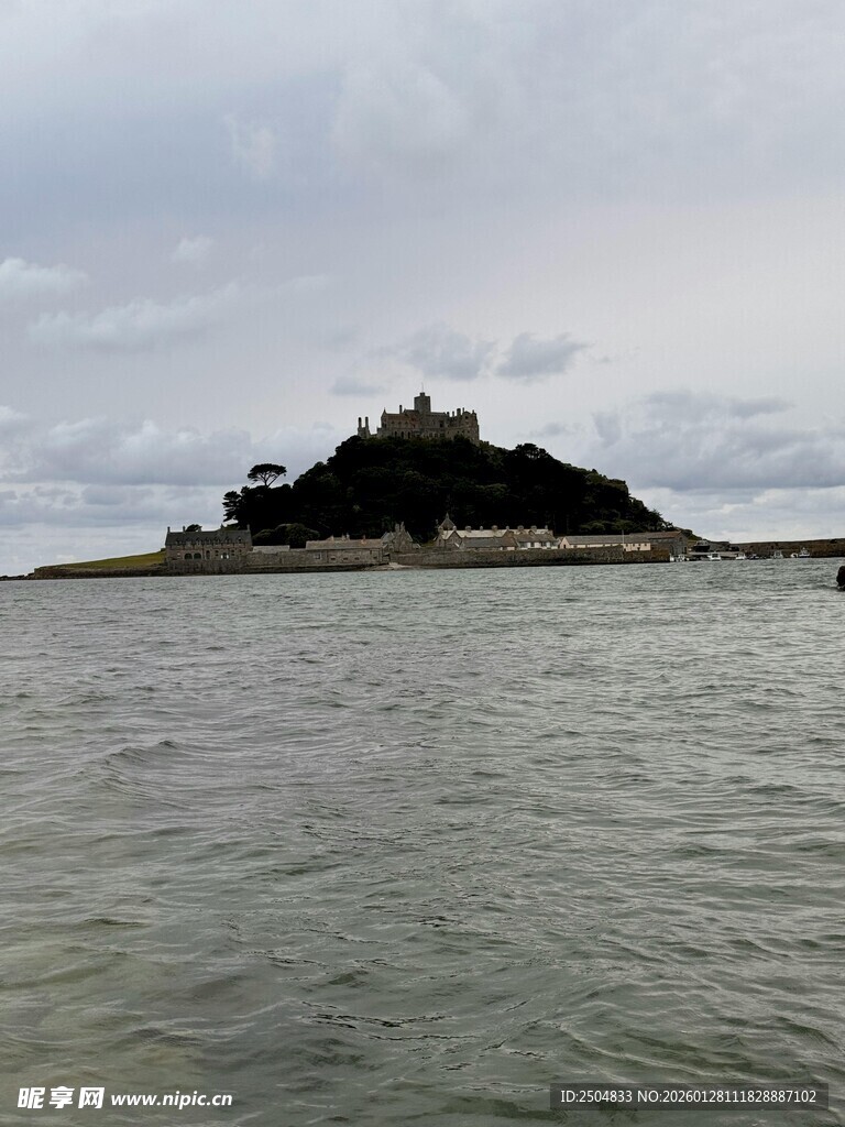 海上孤岛上的神秘建筑