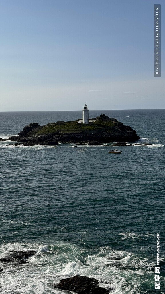 海上孤岩灯塔景观