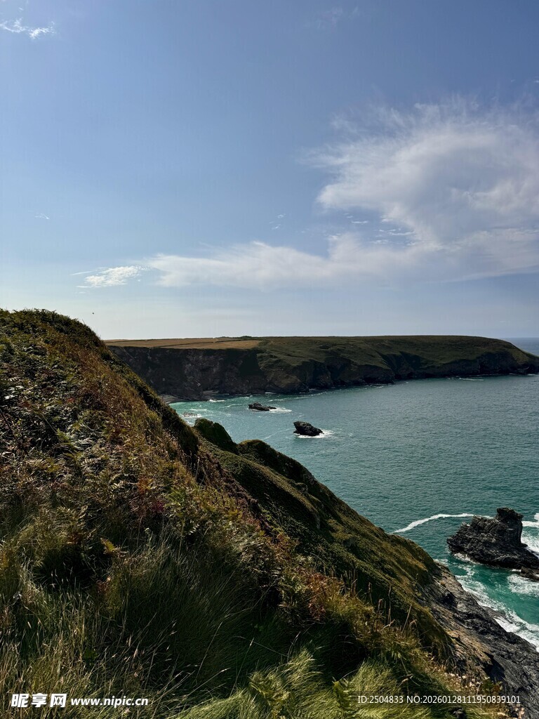 海岸风光 翠绿山坡与碧海