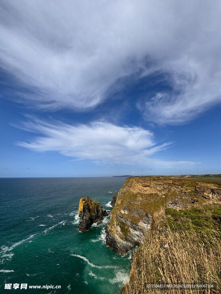 海岸悬崖边的壮美海景