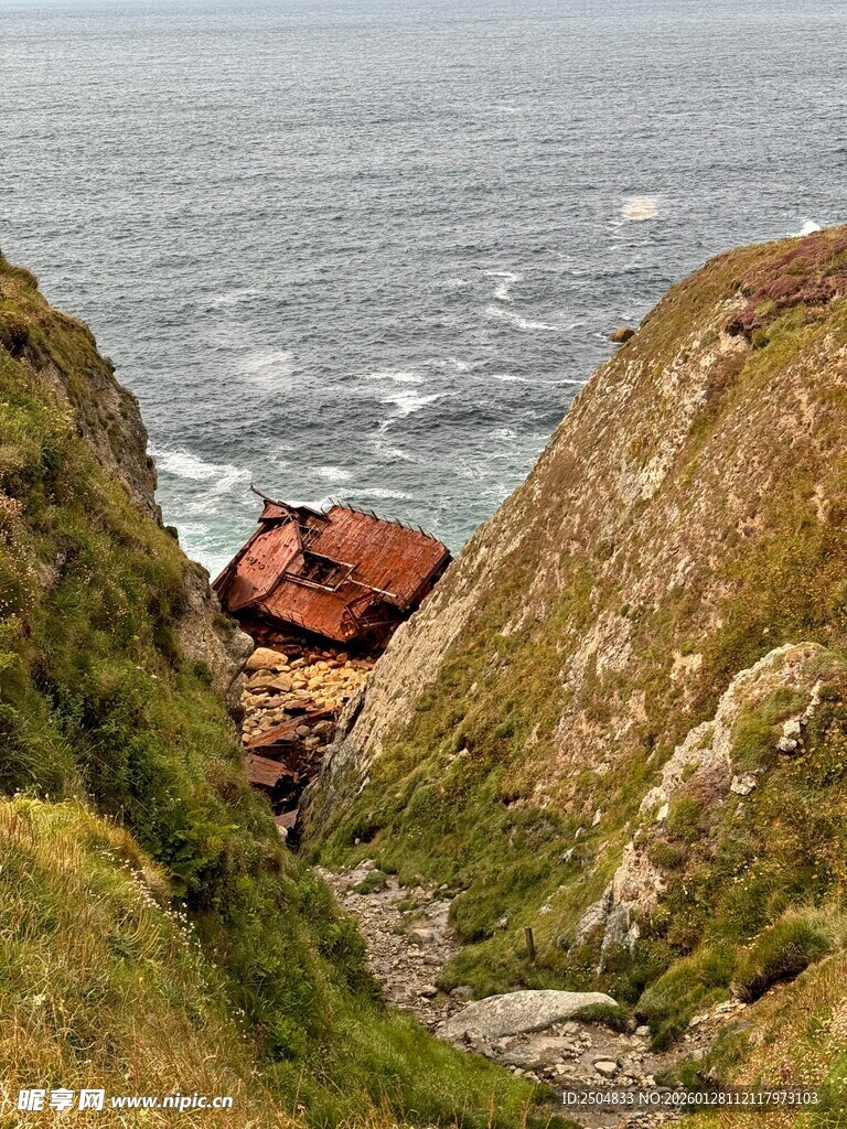 海边山谷中的红顶小屋