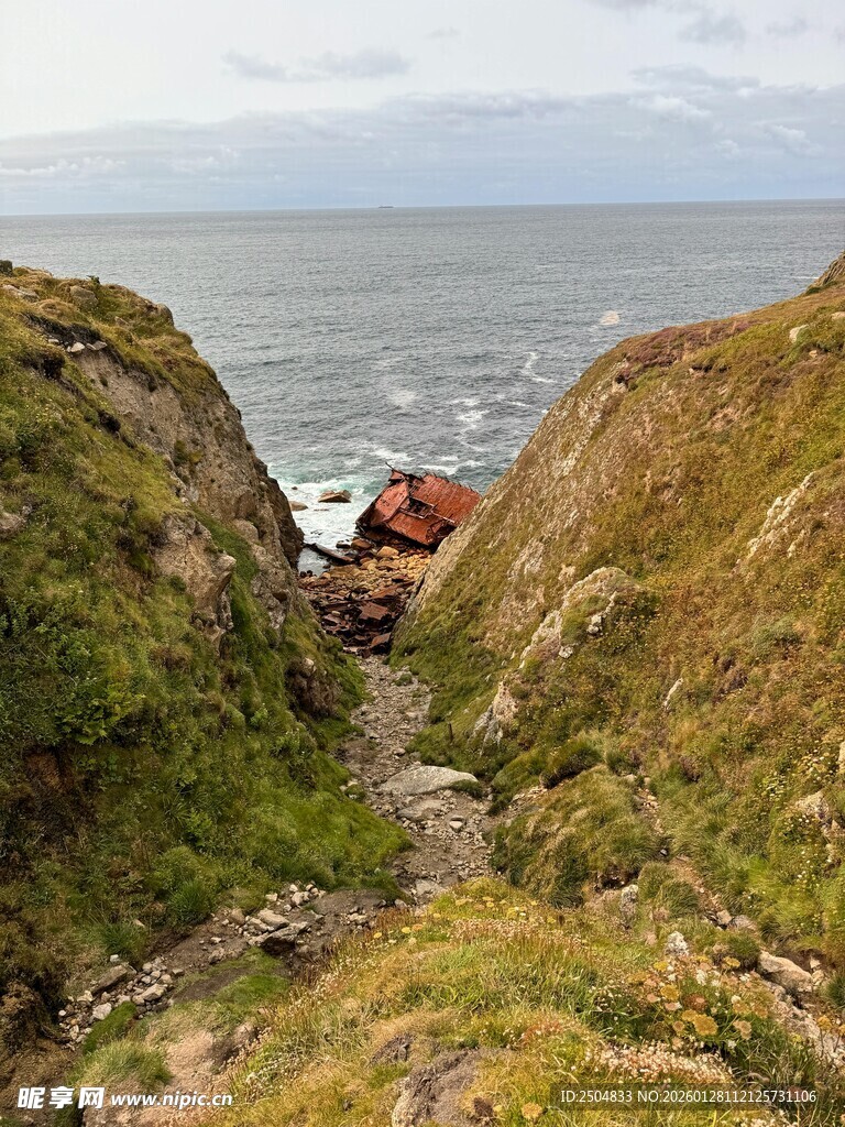 山间小道通向海边风景