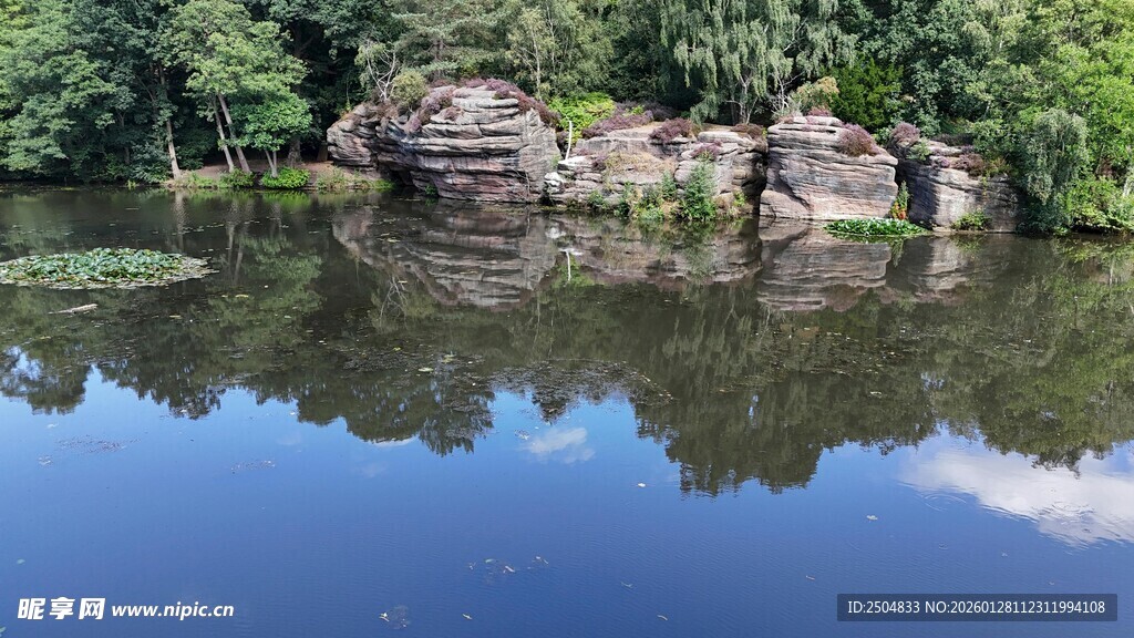 湖畔嶙峋怪石与葱郁绿树