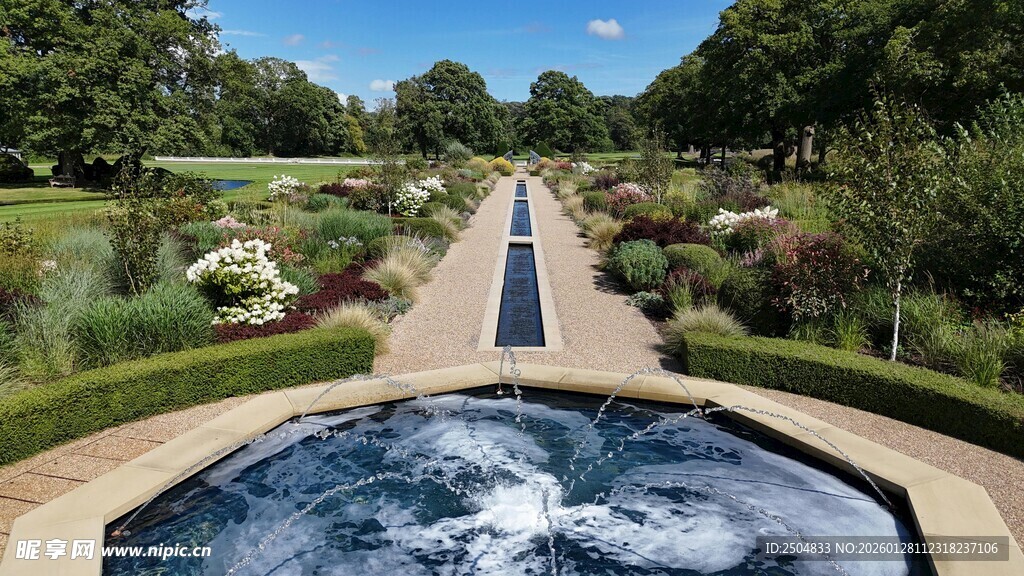 优雅花园中的水景景观