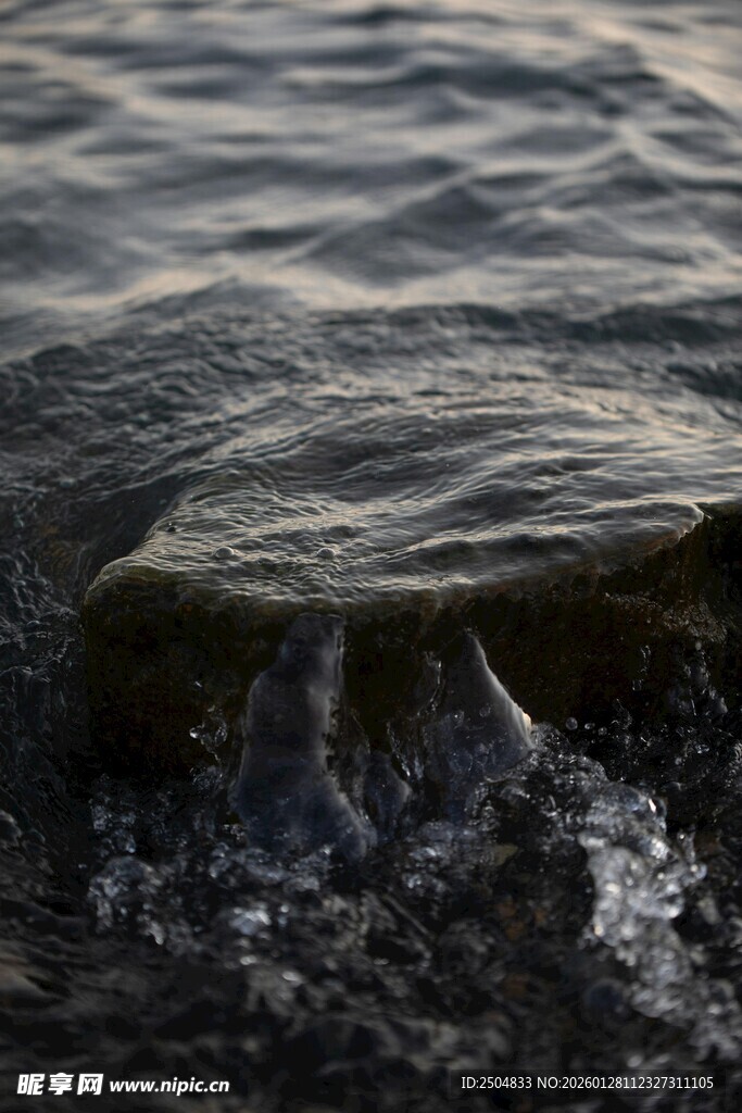 海浪翻涌的动态瞬间