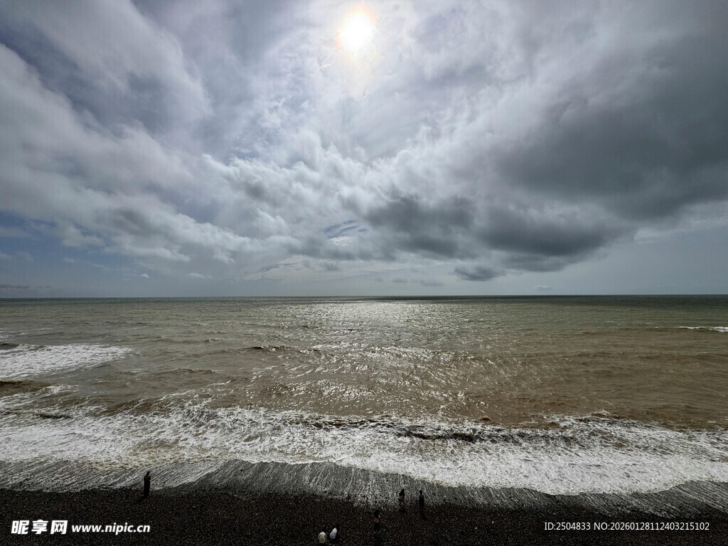 海边阴云下的壮阔海景