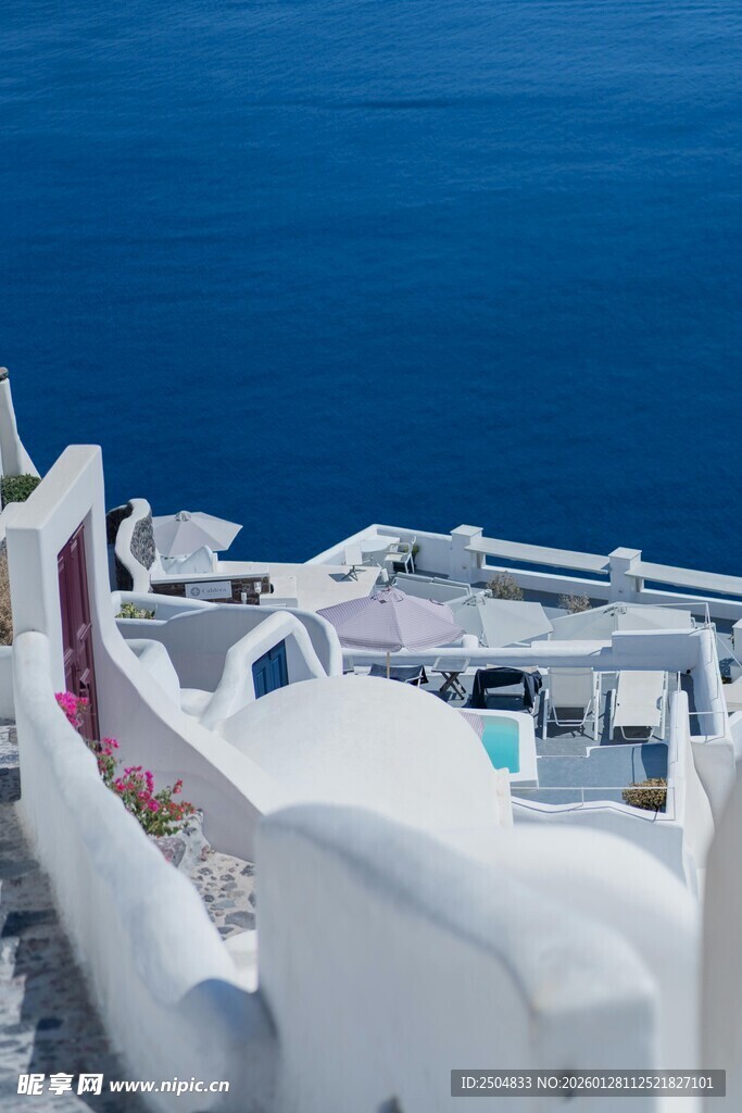 圣托里尼白色建筑与海景