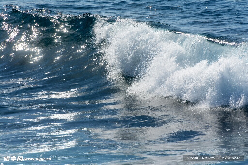 海浪翻涌的蓝色海洋