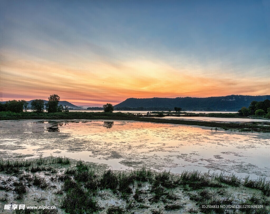 夕阳下的湿地美景
