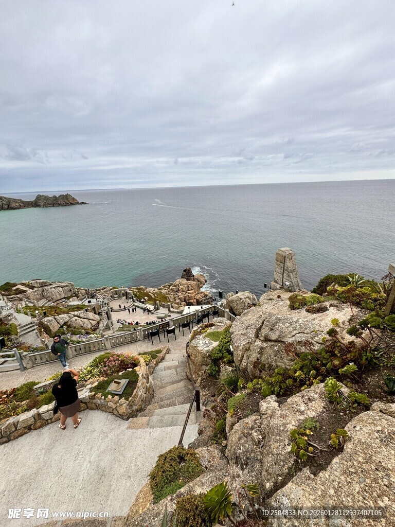 海边岩石步道上的漫步风景