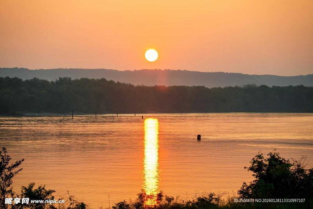 夕阳下的宁静湖面美景