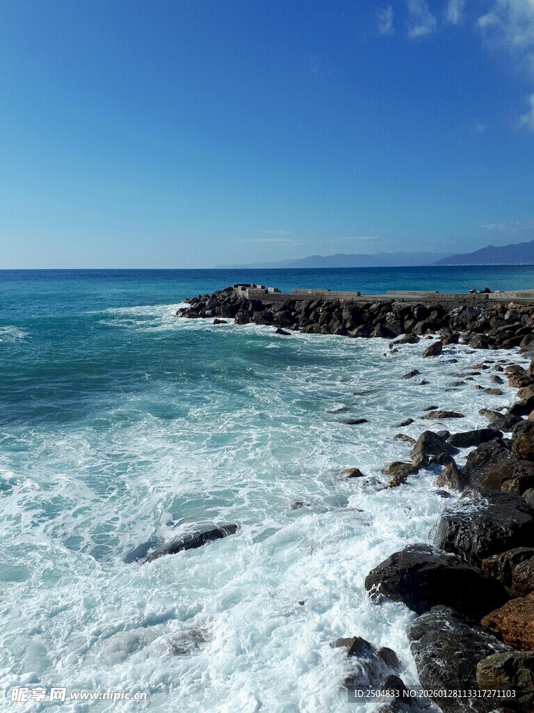 海浪拍打岸边礁石景观