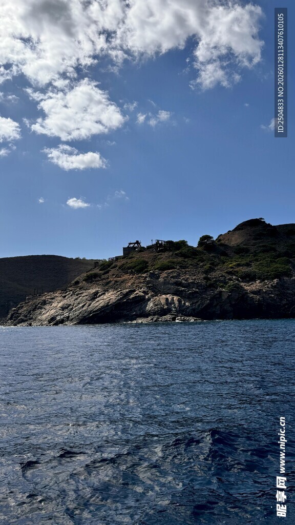 碧海蓝天间的海岸风光