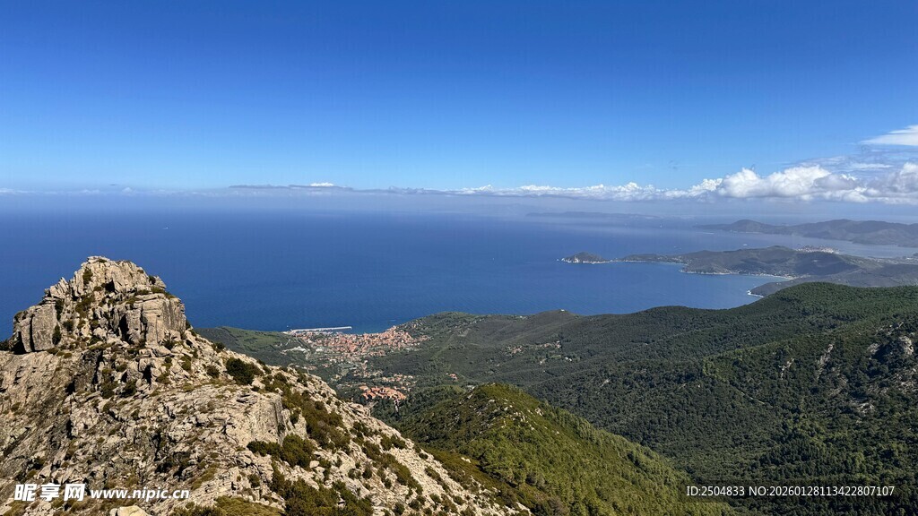 山巅远眺碧海蓝天美景