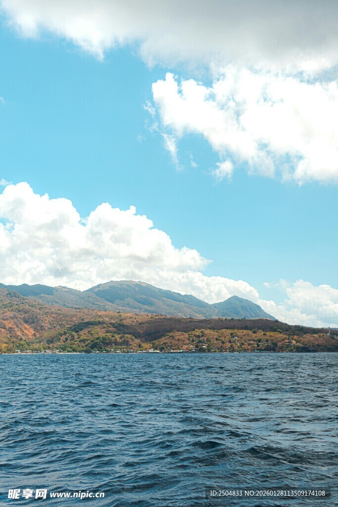 碧波蓝天映远山