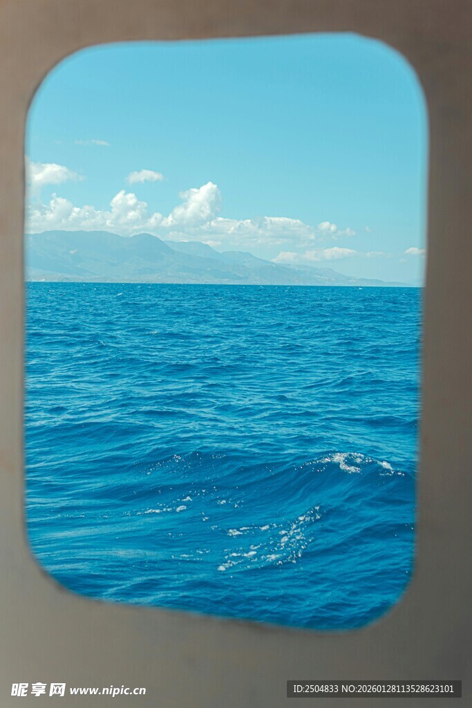 飞机舷窗中的蔚蓝大海