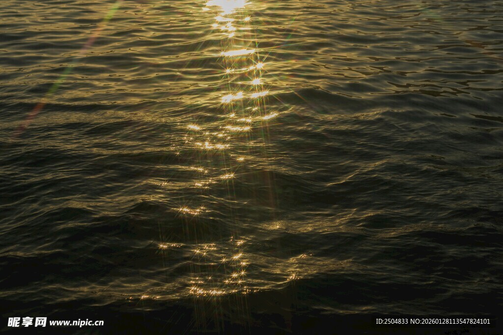 夕阳下波光粼粼的水面