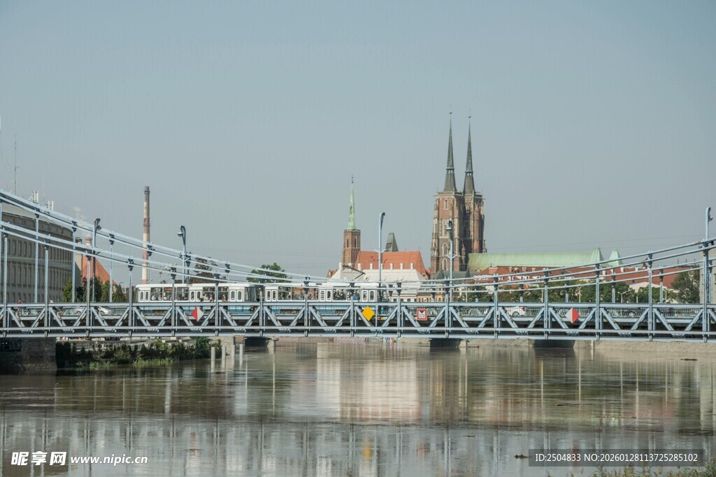河畔城市风光与桥梁景致