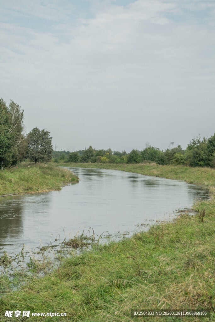 宁静河畔草地自然风光