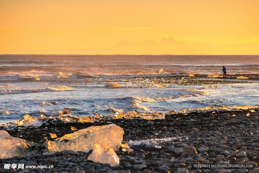 夕阳下海边的碎冰景观