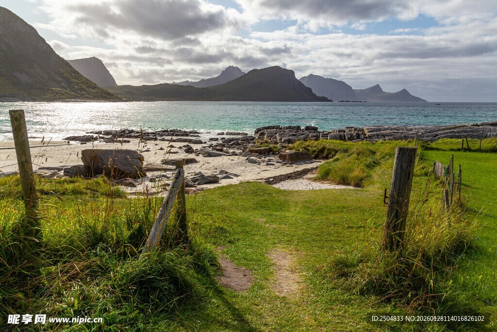 北欧乡村海边风景小道
