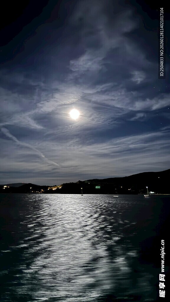 月夜下的宁静湖面