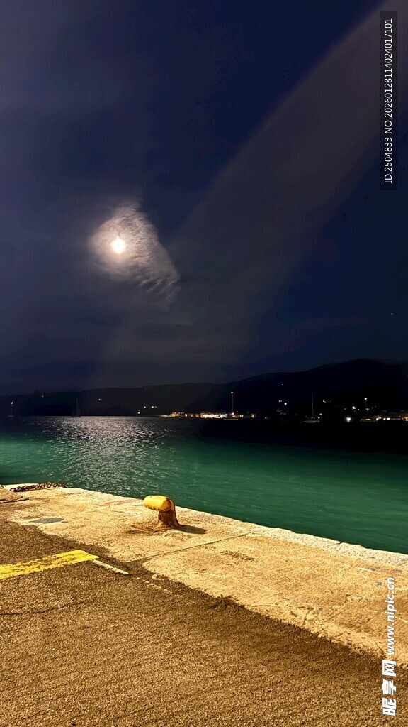 月夜下的静谧海边景色