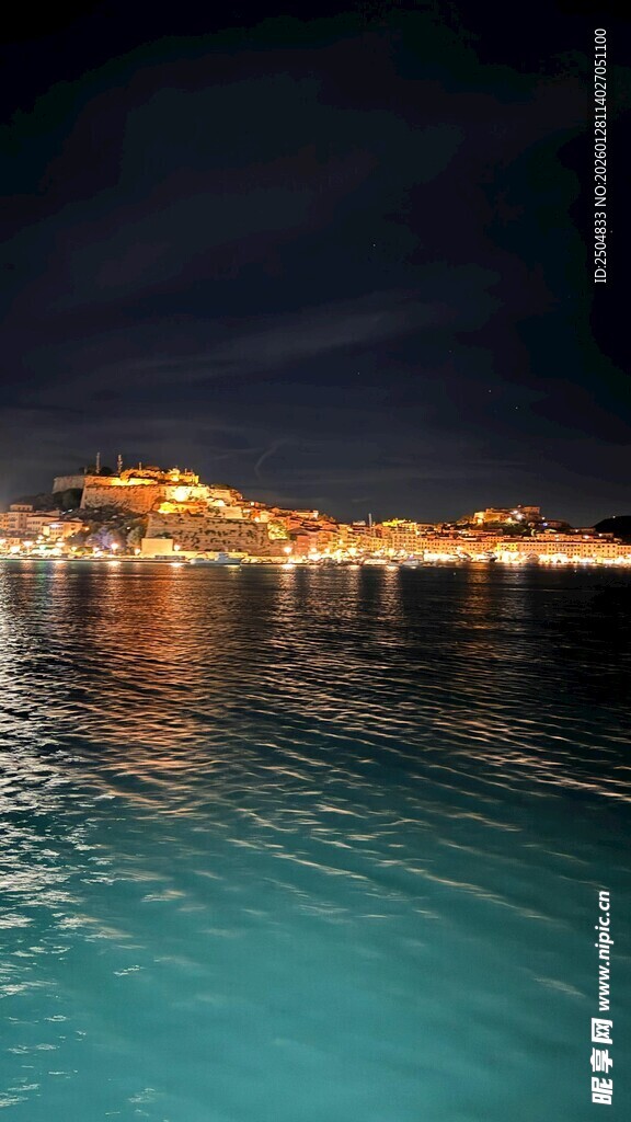 夜晚海滨城市的璀璨倒影