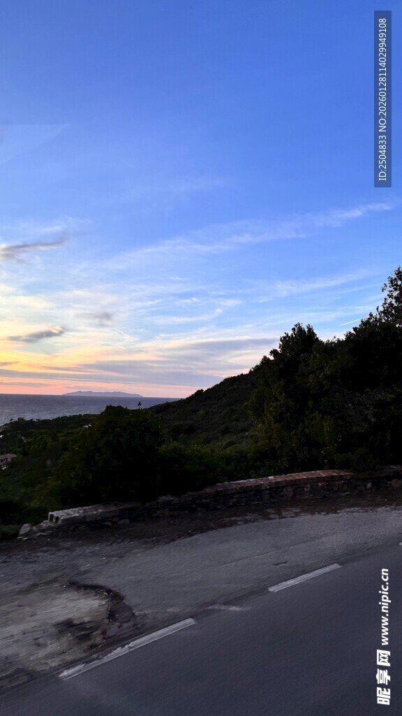 黄昏时分的公路与远山