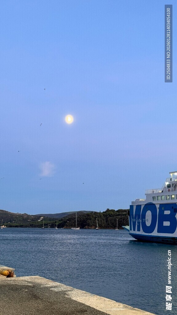 港口边的蓝白 轮