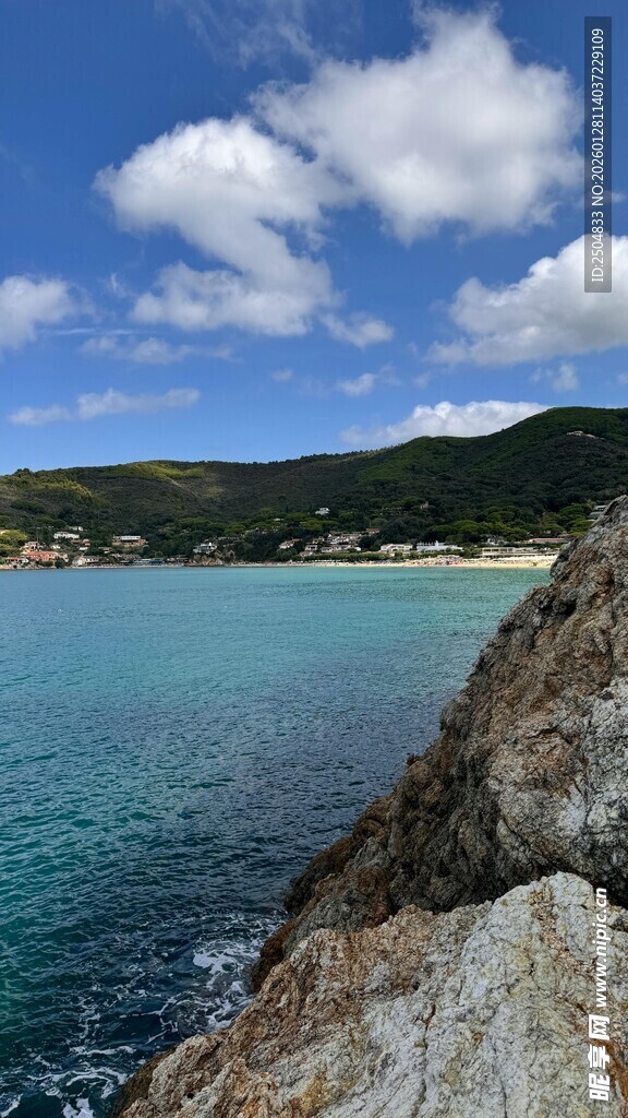 海边岩石与蔚蓝大海美景
