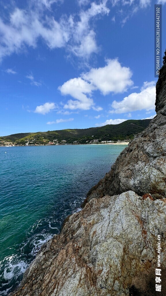 海边岩石上的观景者