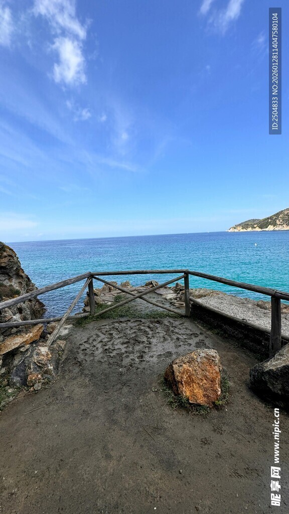 海边栈桥旁的美丽景致