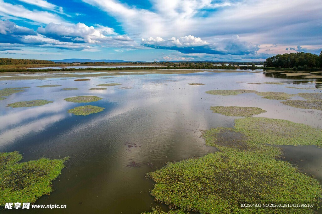 美丽湿地风光 水天相映