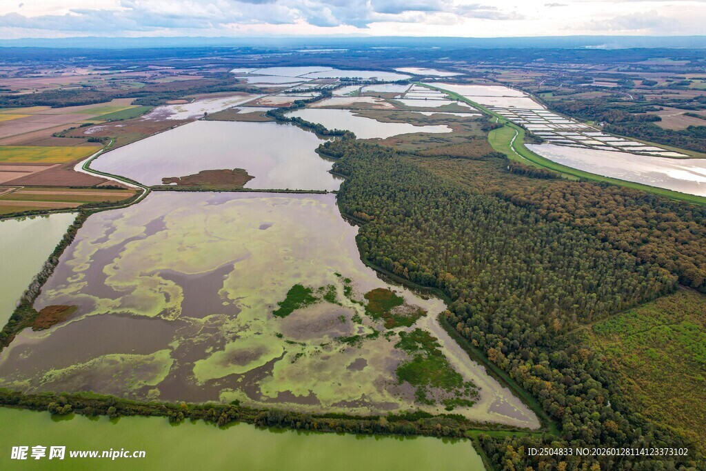 俯瞰多彩广袤田园风光