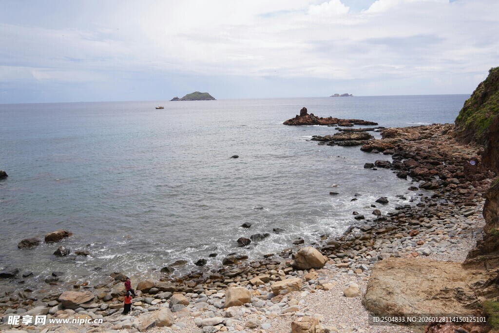 海边景致 岸边礁石与远岛