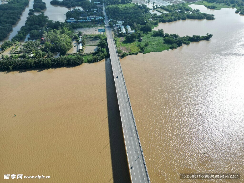 航拍洪水之上的桥梁