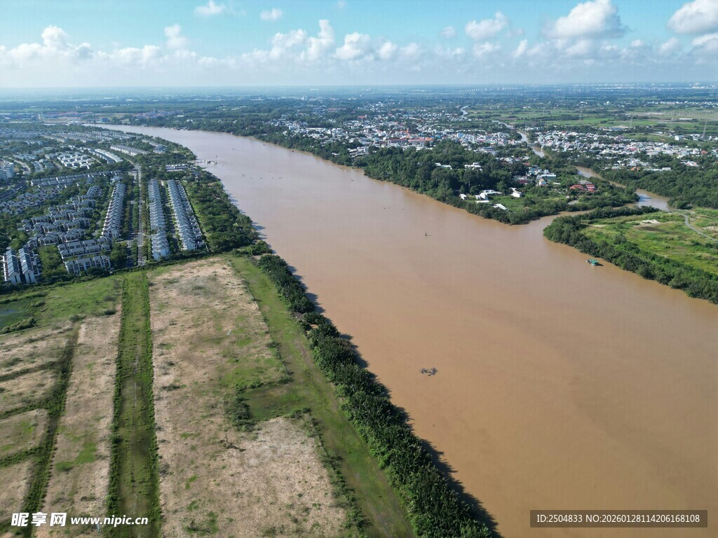 俯瞰浑浊宽阔的河流景观
