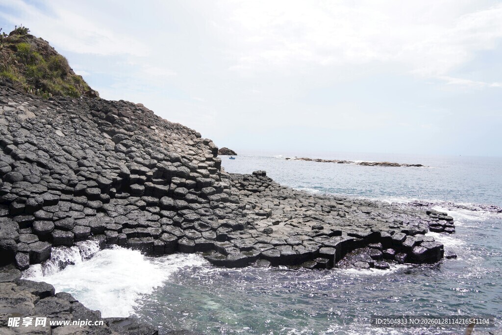海边嶙峋礁石与翻涌海浪