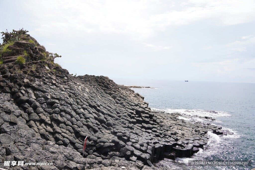 海岸边嶙峋的岩石景观