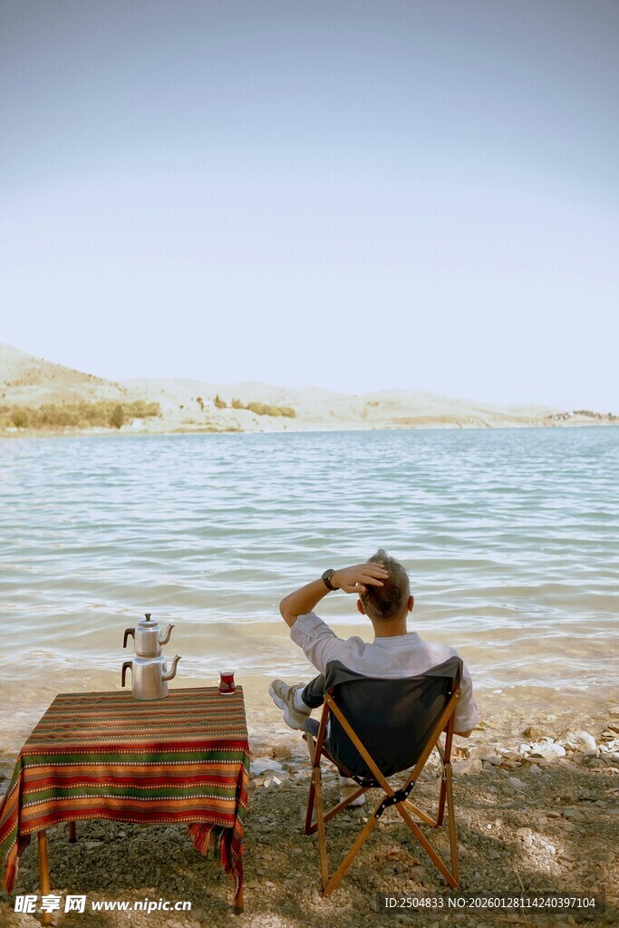 海边独酌的惬意时光