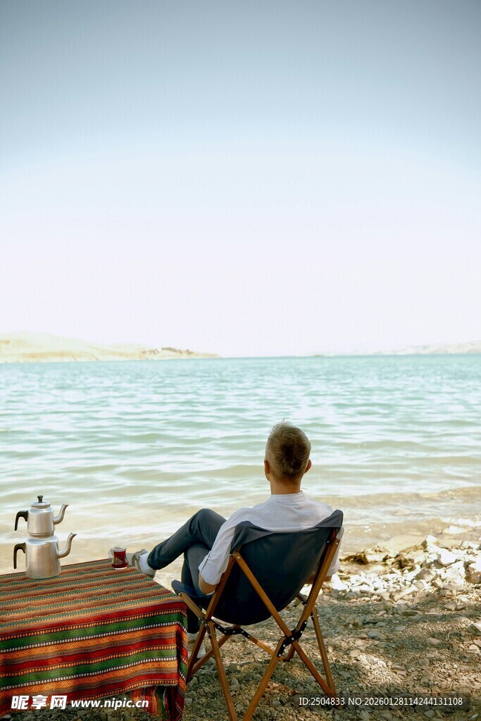 海边独酌的惬意时光