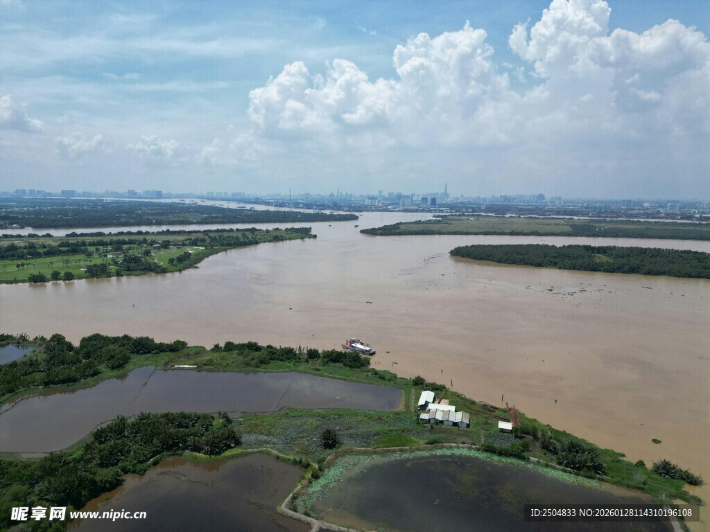 俯瞰宽阔浑浊河流景观